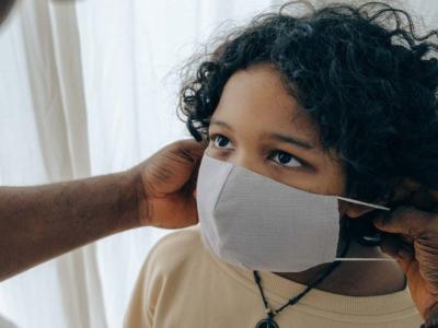 Child having a mask put on